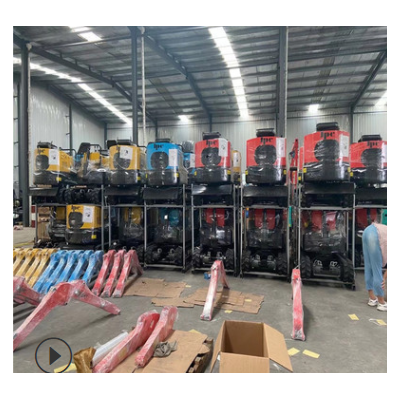 工廠發(fā)貨履帶式遙控割草機 田園農(nóng)場草坪修剪機 出口智能剪草機