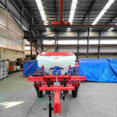 玉米免耕機使用機械代替原來的人工播種，施肥，耕地等步驟，一步完成。
